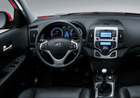 Hyundai i30 (FD) 2007–10 photos