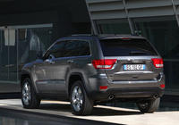 Jeep Grand Cherokee Overland Summit EU-spec (WK2) 2011–13 wallpapers