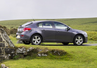 Photos of Chevrolet Cruze Hatchback UK-spec (J300) 2011–12 Photos of Chevrolet Cruze Hatchback UK-spec (J300) 2011–12