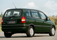 Photos of Chevrolet Zafira (A) 2001–02