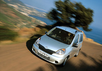 Photos of Toyota Yaris Verso 1999–2003