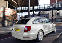 Pictures of Škoda Superb Combi UK-spec 2009–13